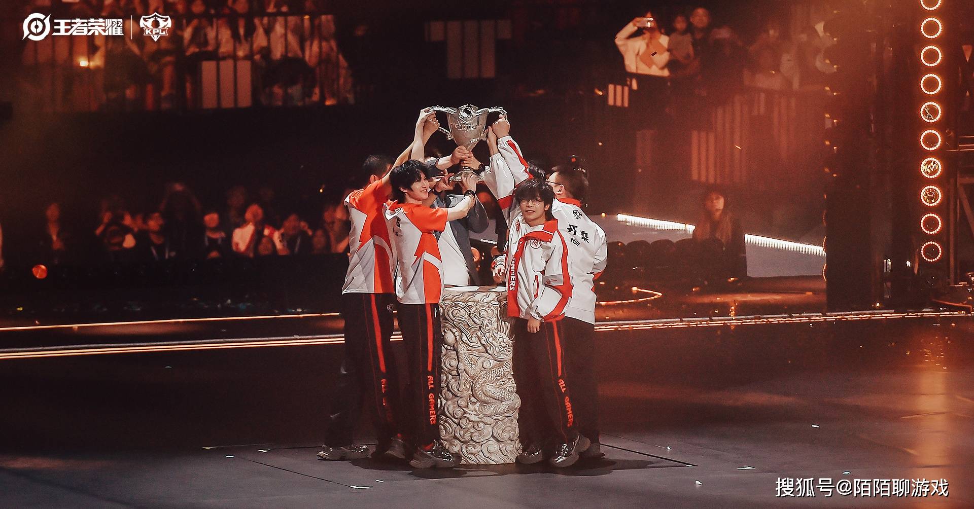 开云体育app-T1轻取FLY，JackeyLove团战一打五激烈交锋成都决赛之夜，引爆全场热议的简单介绍