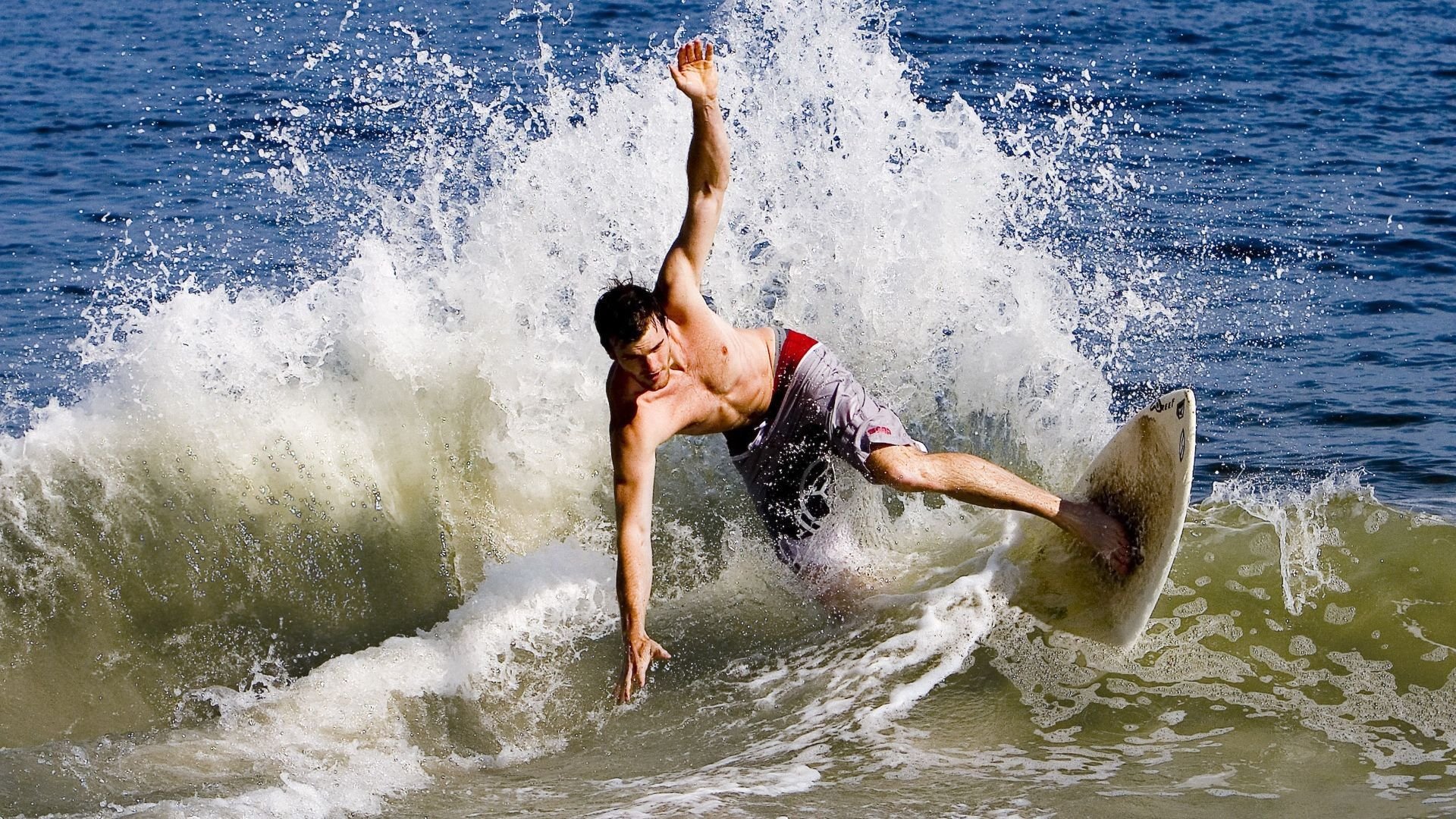 绝美弧线撕裂防线的艺术,格列兹曼用一记世界波重新定义中场美学